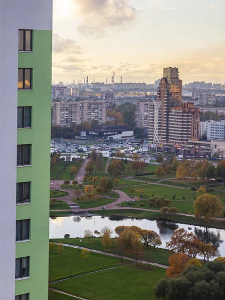 ロシアのサンクトペテルブルク2020年10月13日 複数階建てのモダンな住宅建築物 窓からの眺め — ストック写真
