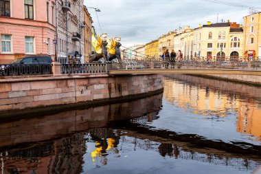 St. Petersburg, Rusya, 13 Ekim 2020. Gün batımında Griboyedov Kanalı ve manzaralı setlerin manzarası