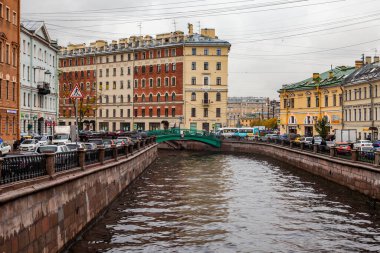 St. Petersburg, Rusya, 13 Ekim 2020. Gün batımında Griboyedov Kanalı ve manzaralı setlerin manzarası