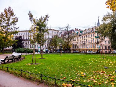 Saint Petersburg, Rusya, 13 Ekim 2020. Yusupov Bahçesi 'ndeki güzel göletin yakınındaki manzara geçidi. Yağmurlu hava