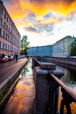St. Petersburg, Rusya, 13 Ekim 2020. Gün batımında Griboyedov Kanalı ve manzaralı setlerin manzarası