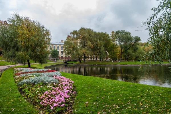 ロシアのサンクトペテルブルク2020年10月13日 ユスポフ庭園の美しい池の近くの風景パス 雨の日 — ストック写真