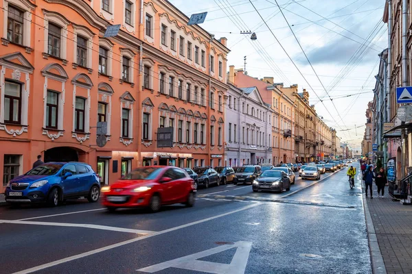 ロシアのサンクトペテルブルク2020年10月13日 グリボエドフ運河と日没時の美しい堤防の眺め — ストック写真