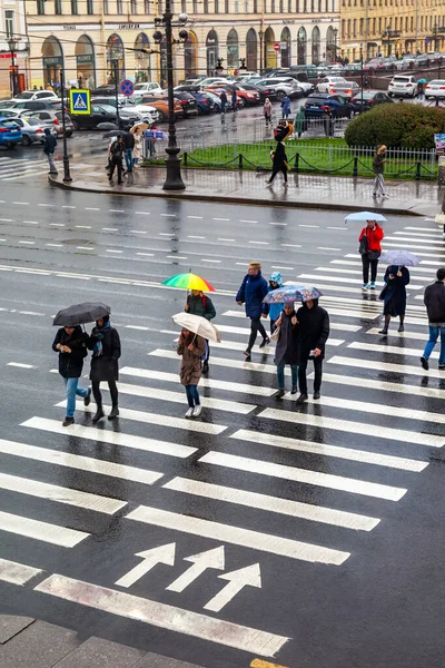 San Petersburgo Rusia Octubre 2020 Personas Cruce Peatonal Nevsky Prospect —  Fotos de Stock