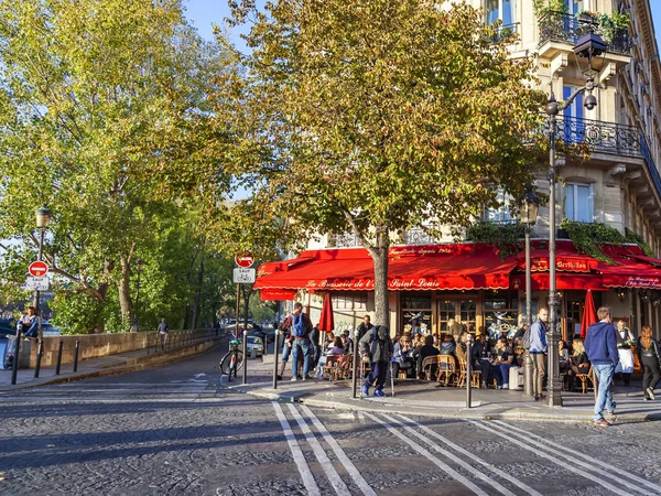 Paris France Am 29 Oktober 2018 Ein Stadtischer Blick Kleine Tische Eines Traditionellen Cafes Auf Dem Burgersteig Attraktiv Schauen Sie Stock Photo 224928834