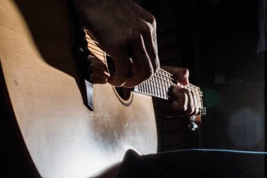 düşük anahtar aydınlatma özgeçmişlerine akustik gitar çalmak