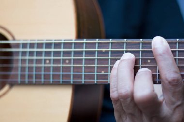 Akustik gitar çalmak için öğretici