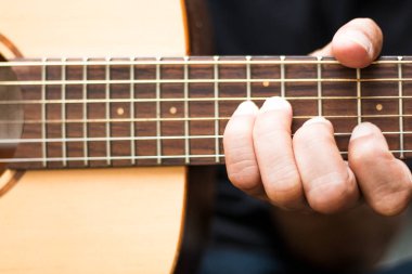 Akustik gitar çalmak için öğretici