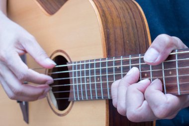 Akustik gitar çalmak için öğretici