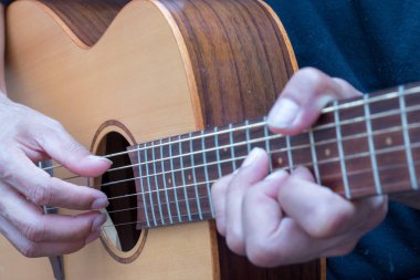 Akustik gitar çalmak için öğretici