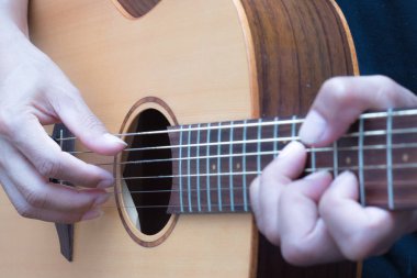 Akustik gitar çalmak için öğretici