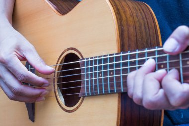 Akustik gitar çalmak için öğretici