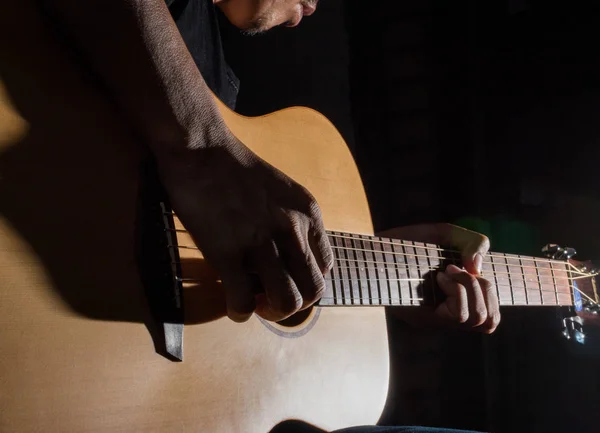 düşük anahtar aydınlatma özgeçmişlerine akustik gitar çalmak