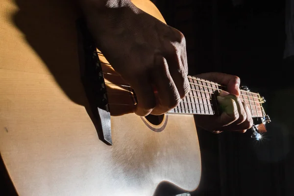 düşük anahtar aydınlatma özgeçmişlerine akustik gitar çalmak