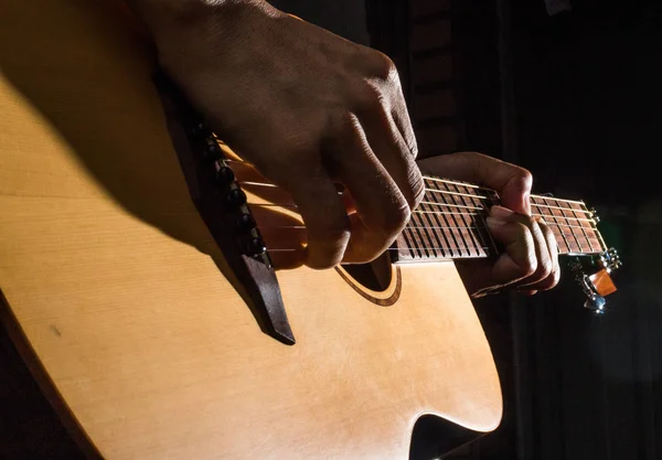 düşük anahtar aydınlatma özgeçmişlerine akustik gitar çalmak