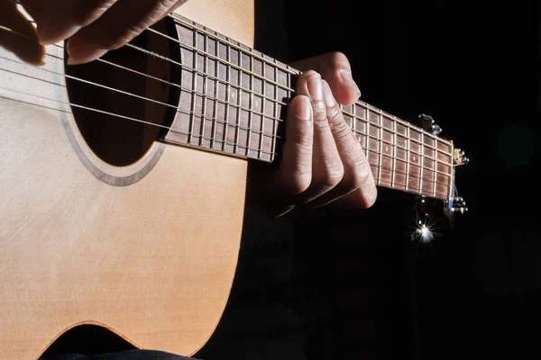 düşük anahtar aydınlatma özgeçmişlerine akustik gitar çalmak
