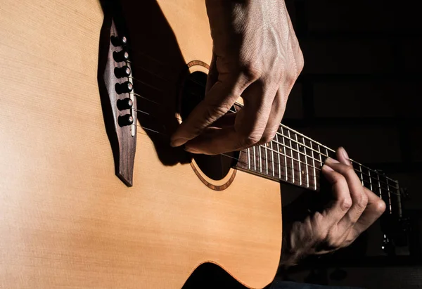 Tocar Guitarra Acústica Fundo Iluminação Low Key — Fotografia de Stock