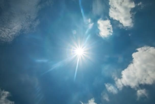 Солнечный Звездный Взрыв Облако Бегущее Голубому Небу Время Истекает — стоковое видео