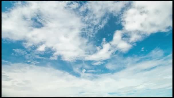 在蓝蓝的天空上移动的云 — 图库视频影像