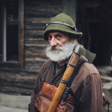 Portre eski ahşap kulübe yakın balta ile forester sakallı