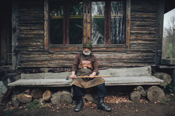 Portret Bebaarde Van Oude Boswachter Met Bijl Buurt Van Houten — Stockfoto