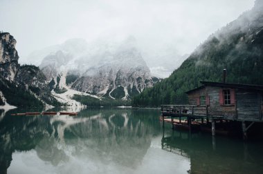 ısmarlayarak Pragser Wildsee Gölü ve ahşap iskele, Prags Dolomites South Tyrol, İtalya 