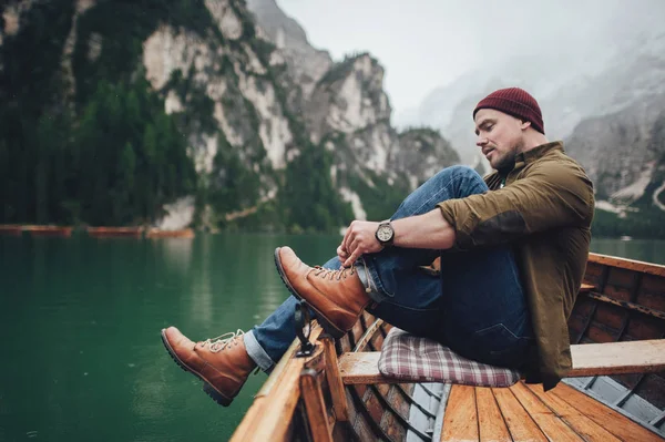 Homem Amarrando Cadarços Enquanto Sentado Barco Lago Pragser Wildsee Prags — Fotografia de Stock