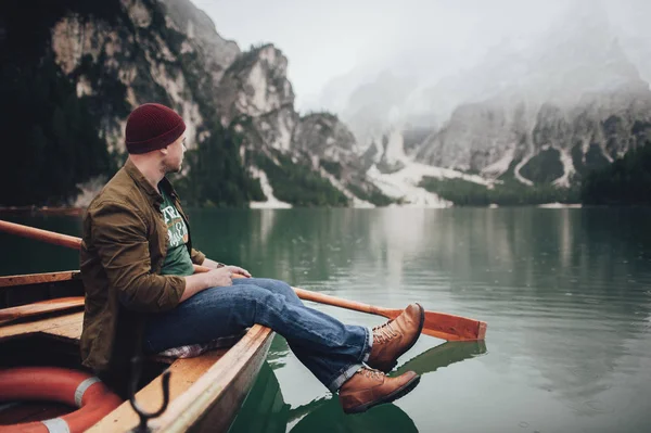 Mand Sidder Båd Pragser Wildsee Lake Prags Dolomitterne Sydtyrol Italien - Stock-foto