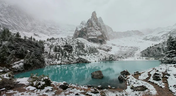 Vista Pitoresca Belo Lago Pragser Wildsee Azul Entre Montanhas Cobertas — Fotografia de Stock