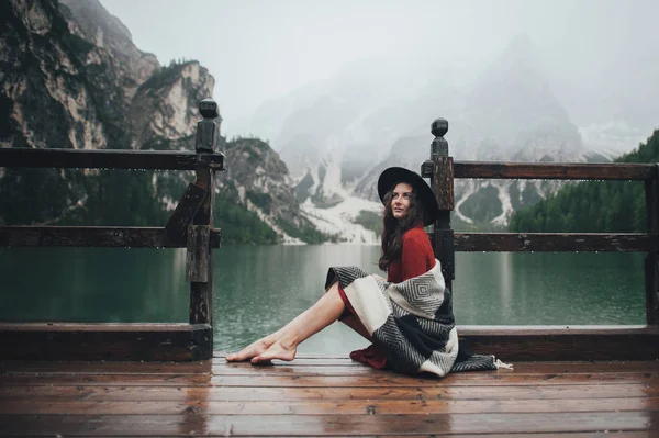 Mujer Con Estilo Vestido Rojo Sombrero Negro Con Cuadros Sentados —  Fotos de Stock