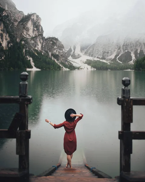 Стильная Женщина Красном Платье Черной Шляпе Стоящая Деревянной Лестнице Озера — стоковое фото