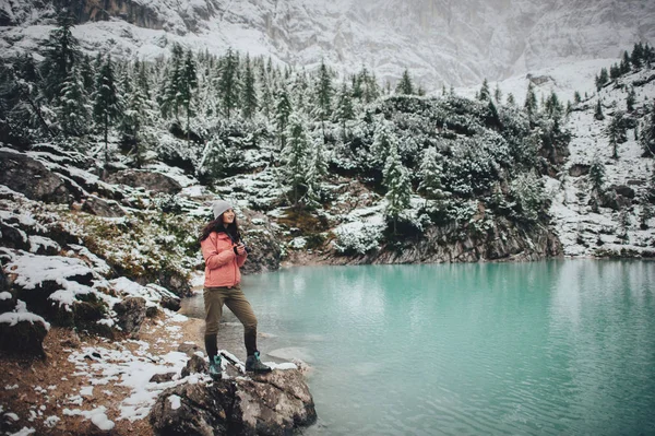 Wanita Cantik Dengan Pakaian Hangat Berdiri Pantai Pragser Wildsee Prags — Stok Foto