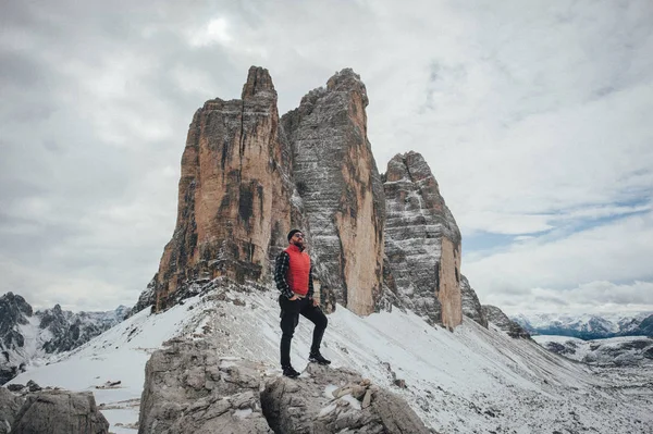 Pemuda Yang Berdiri Atas Batu Dengan Tre Cime Lavaredo Latar — Stok Foto