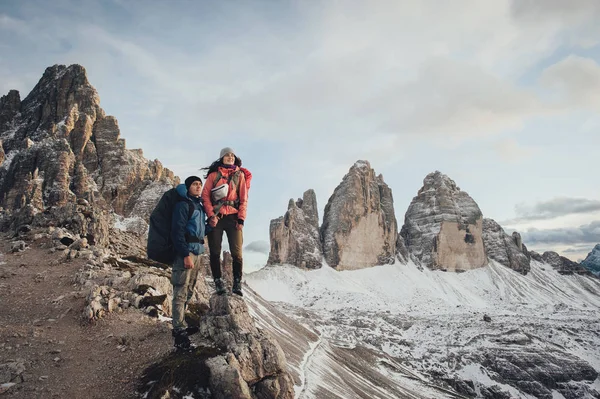 Jovem Casal Turístico Rocha Com Vista Panorâmica Tre Cime Lavaredo — Fotografia de Stock