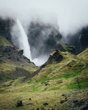 Kızıl yağmur ceket, Landmannalaugar, İzlanda için kişi ile İzlanda manzara nefes kesen manzarası