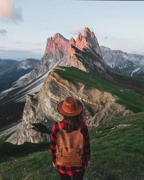 Vista Trasera Mujer Joven Hipster Con Mochila Pico Montaña —  Fotos de Stock