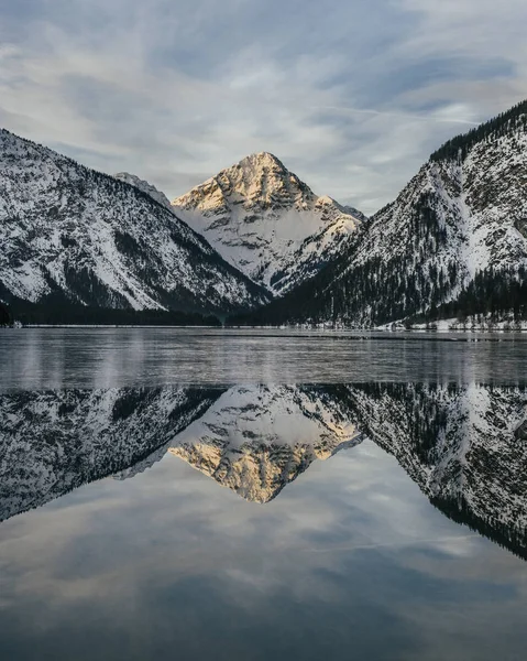 Vista Panoramica Del Lago Trasparente Con Alte Montagne Rocciose Sullo — Foto Stock