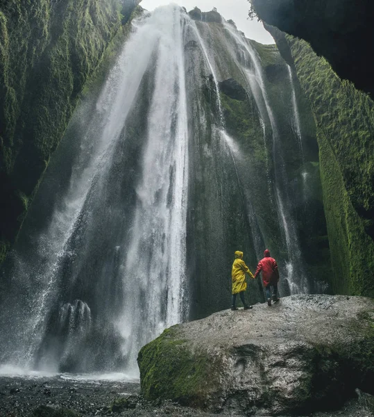 Para Płaszcze Patrząc Malowniczy Wodospad Wysoki — Zdjęcie stockowe
