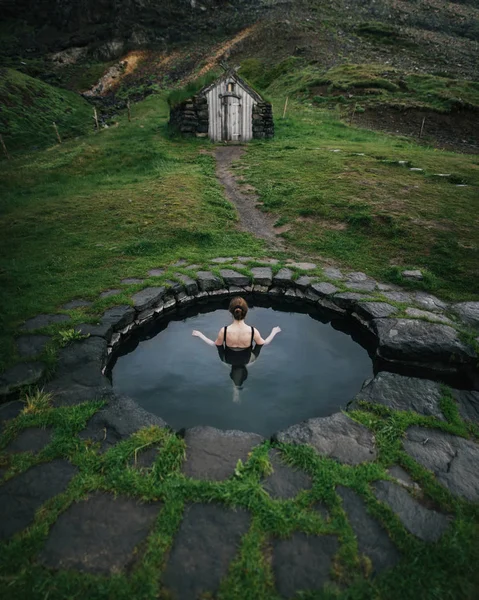 Vue Arrière Femme Dans Bain Extérieur Près Vieille Maison Sol — Photo