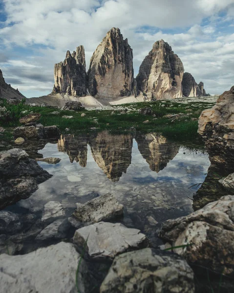 Vista Panorâmica Lago Transparente Com Altas Montanhas Rochosas Fundo — Fotografia de Stock