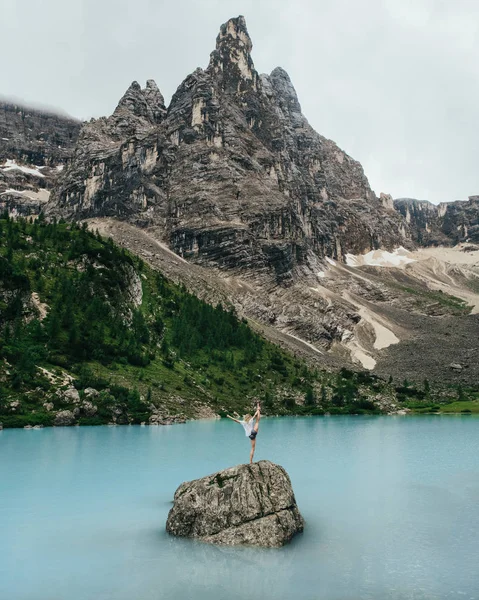 Молодая Женщина Стоящая Одной Ноге Скале Голубом Горном Озере — стоковое фото