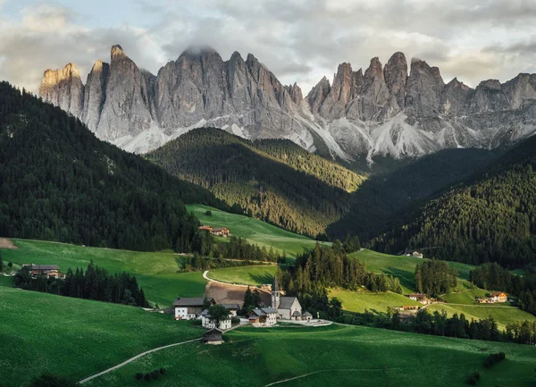 Vista Panorâmica Aldeia Vale Montanha Com Altas Montanhas Fundo — Fotografia de Stock