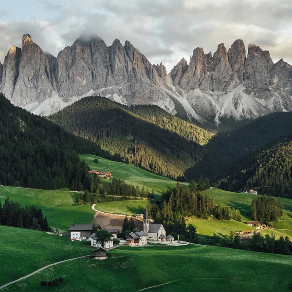 Panoramablick Auf Dorf Gebirgstal Mit Hohen Bergen Hintergrund — Stockfoto