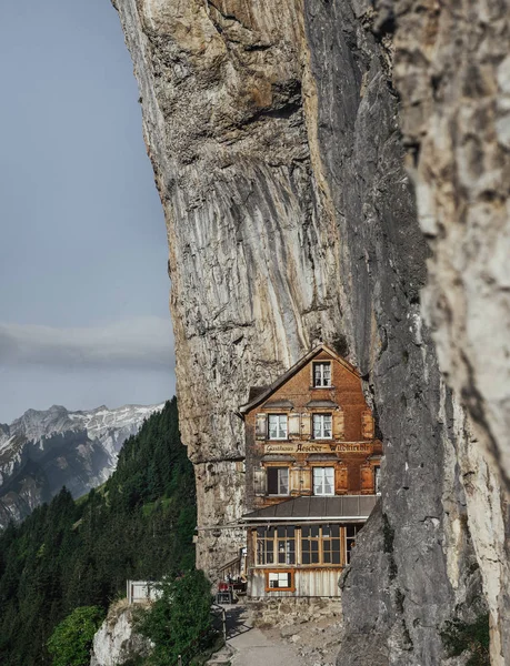 Antigua Casa Madera Borde Rocoso Montaña — Foto de Stock