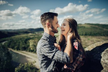 Mutlu genç kaç dağ manzarası içinde portresi 