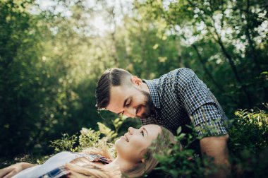 neşeli çift romantik hafta sonları yeşil park günbatımında harcama.