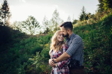 Güzel çift rahatlatıcı gün batımında sonları yeşil park