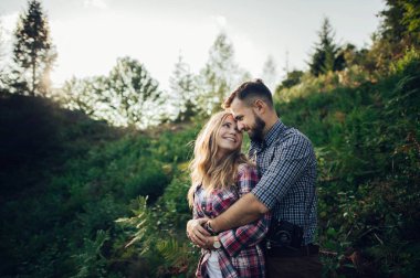 Güzel çift rahatlatıcı gün batımında sonları yeşil park