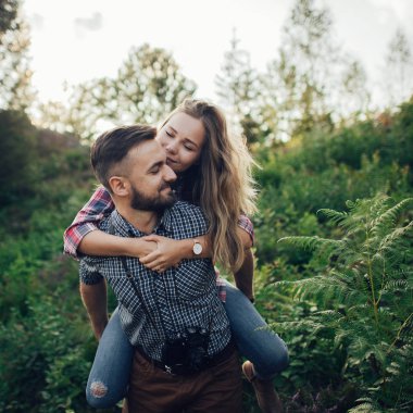 İyi vakit yeşil park günbatımında genç güzel Çift 