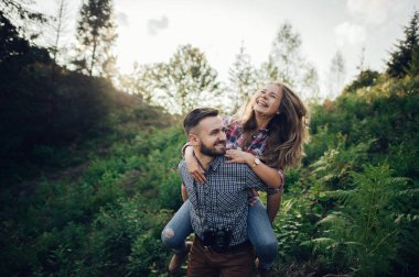 Piggy geri gün batımında yeşil park holding kadın erkek 